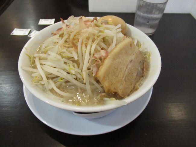 いわゆる''二郎系''のラーメンを頂きました。本当はもっと食べられるのですが、今回はある理由で控えめに…