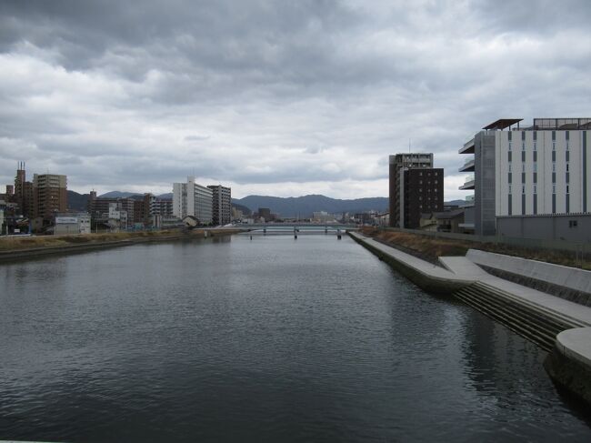しばらくは友人(サークル)の車に便乗させてもらいます。段原の辺りから徒歩でマツダスタジアムへ向かいました。写真は猿猴川です。