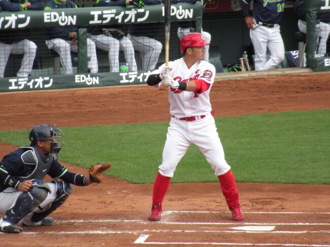 ※二枚上の写真と同じ場所から撮っています。<br />今回は新しいカメラのデビュー日でもあったため、特にズーム機能がどんな感じかに関心がありました。結構いい感じで撮れますね。<br />画像は鈴木誠也選手。年々ガタイが良くなっているのは錯覚ではないような…