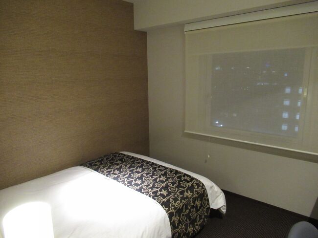 ホテルにチェックインしました。部屋はこんな感じです。。