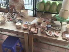 仕事現場を見学させてもらいました！
説明が遅くなりましたが、「バッチャン村」は陶磁器の生産が盛んで、「バッチャン焼き」という伝統工芸品がベトナム土産として人気があります！