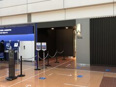 久しぶりの羽田空港です。

昨年末の沖縄が旅行した気分にならなかったので、今回は旅行するぞ！と意気込んでいます。＾＾；
チェックイン手続き後に朝御飯を買いに下のローソンへ。