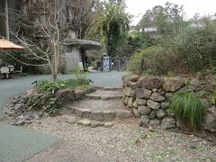 五台山の上に登ってからは、高知県立牧野植物園の敷地に入っては、また元の急峻な遍路道に戻っての繰り返し。
「植物園は確か有料だったはずでは、無料で入園して大丈夫なのだろうか」「一体どこまでこの急峻な遍路道が続くのだ」と不安になりっぱなしでしたが、どうにか牧野植物園の南門に到着しました。竹林寺の山門はこの目の前だということです。
※あとで調べたところ、遍路道を歩いて竹林寺に参詣するお遍路さんについては、牧野植物園の敷地と遍路道が重なる部分を無札で通行することが黙認されているようです。