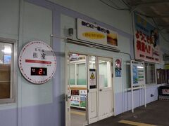 茶内、浜中、厚床と民家がある駅を過ぎ、車内はガラガラ。
終点根室まで通しで乗るのは殆ど大荷物の観光客だけでした。
すっかり辺りが暗くなるころ終点、根室駅に到着！
既にみどりの窓口はクローズの時間で、1番前のドアから出るワンマンスタイルでしたが、運行管理の駅員さんが居るのか列車が発着のタイミングでホームを開放するスタイルでした。