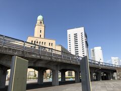 山下臨港線プロムナードの下から、横浜税関（クイーン）