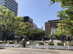 目的地の横浜開港資料館の隣りにある開港広場。
日米和親条約締結の地の碑（入口の丸い石）があります。