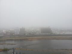 旅行三日目、３月２１日の朝です。雨なのは前日の予報で把握していましたが起きてみてびっくり。津山城どころか対岸もほとんど見えない・・・。
津山盆地は霧が出やすいそうですがここまでとは・・・。ちなみに土砂降りです。