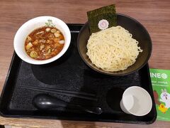 せたが屋というお店でつけ麺を頼みました。遠くからでも見えるレジの上に出ているメニューはだいたい１０００円超えでしたが、レジで細かいメニューを見ると８００円台のものもありました。
とりあえずつけ麺を食べました。朝からつけ麺・・・。