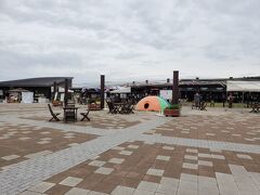 茨城空港のすぐそばにある物産センターの空の駅そららにやってきました。小美玉の地場の農作物の直売やレストランのほかにもイベントなども行っているところです。
ただまだ早いからか、それとも新型コロナの為か人はほとんどいなかったです。
イベントは行っているようですけどね。