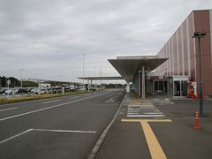 駐車場から歩いてターミナルビルへと向かいます。茨城空港は首都圏防空の要、百里基地の滑走路を利用し基地と反対側にターミナルビルを造った空港です。２０１０年に完成し翌年には東日本大震災、２０２０年には新型コロナウイルスと大変な事が繰り返されていますが、駐車場無料などもありまあまあの状況の様です。
ちなみに百里基地は航空自衛隊優先なのでこれ以上の増便はできない環境になっています。