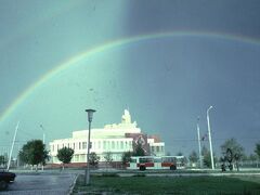 バヤンゴルホテル滞在中の突然の出来事
肉眼では三重の虹が見えました。