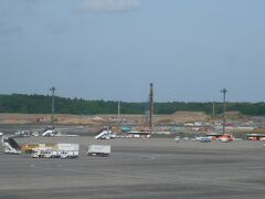 成田空港は、開港約４０年を経ていますが、まだ工事中の場所があります。

変則的な状態から、正常な姿に向けて、少しづつ変化しています。