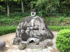 万治の石仏
1657年に地元藩主の命を受け石工が諏訪大社下社春宮に奉納するために大きな石にノミを入れたところ、なんとこの石から血が流れ出たそうです。そのため大鳥居用の加工をやめ、他ではあまり見られないような形の石仏を造ったたとのいわれがあります。