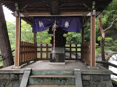 五龍王神社、こぢんまりとした祠だけ。