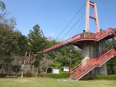 「リバーサイド茶倉」と「道の駅　茶倉駅」は人道橋吊橋で結ばれています
