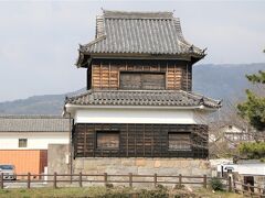 北東隅櫓（鬼門櫓） - 二重櫓。4間四方（柱間）。日出町歴史資料館及び日出町帆足萬里記念館（移築時は、町立萬里図書館）敷地内に移築現存。日出町の有形文化財に指定されている。不吉とされる鬼門の方角を避けるため、角が欠けた五角形の形をしており、全国でも類を見ない構造である。現在の移築された場所は元は月見櫓（北西隅櫓）が建っていた場所付近であり、元の位置（鬼門）ではない。