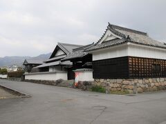 大手前にある二の丸館

正面の平櫓は御裏門（搦手門）の脇（現在の時鐘があるところ）にあった裏門櫓（鐘櫓）を移築復元したもの