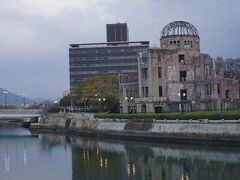 ●原爆ドーム＠平和記念公園

初めて原爆ドームを見た日、資料館へ行った日、僕はあまりの怖さでショックを受けたことを覚えています。松山に帰るフェリーの中でも、脳裏に張り付いた映像がずっとずっと離れませんでした。大人になった今も、あの日の記憶は残っています。この地を訪れることは、とても大事。慰霊碑に刻まれた「過ちは繰り返しませぬから」この言葉がたくさんの人の心に響きますように。