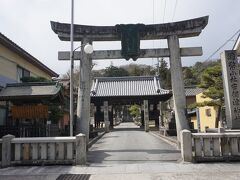 ●吉備津神社

やって来ました！
備後の国の一宮神社。
では、お参りしてみましょう。
鳥居をくぐり、随神門へと進みます。