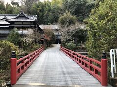 バス停の近くに藤木川に架かる赤い橋があり、その先に『富士屋旅館』さんがあります。