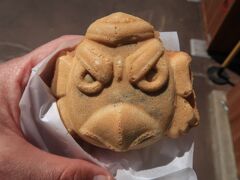 高尾スミカの天狗焼でエネルギー補給。黒豆餡が意外な旨さでした。
すぐ横にはケーブルカーの駅がありますが、今日は歩いて1号路を下ります。