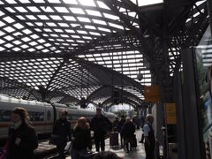 ケルン中央駅に到着しました。