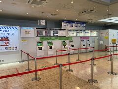 広島空港から広島駅や平和記念公園などはリムジンバスが出ております。
広島駅、広島バスセンター、へは片道1,370円ですが
往復券は割引されまして2,480円になります。