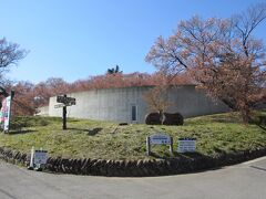 14：30　信州高遠美術館　着

近代的な建物じゃん。

新しいのかな？