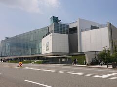 秋水美術館見学の後バスで富山県美術館にやってきました。前の建物の時に来たことがありましたが新しくなってからははじめてです。