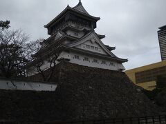 小倉駅から徒歩15分くらいかかります。北九州市のシンボルとなっており、県内唯一の天守閣を持つ。