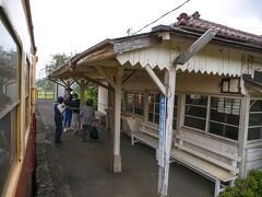 11:44、上総鶴舞。
無人駅なので車掌さん、切符の回収もしています。