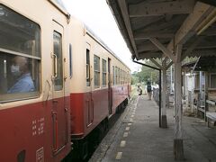 11:56、里見駅。読んだことはありませんが南総里見八犬伝のゆかりの地だそうです。