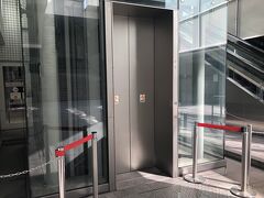 岩田屋前から地下に潜ります。もちろん、エレベーター利用。