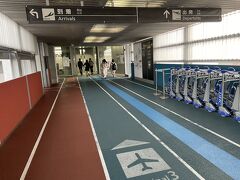 まずは成田空港に到着。今回はジェットスターなので第3ターミナルに向かいます。
足元の通路がカラフルでまるで陸上競技場のトラックみたい。
空港近くのレンタカー屋に車を停めてきたのですが、友人の一人が間違えて車の鍵を持ってきてしまい電話で呼び戻されて、さながら陸上選手のようにこのトラックを走って行きました。笑