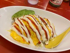 夜ご飯はきじむなあのオムたこです。800円
タコライスに卵をかけただけなのに、なんでこんなにおいしいんだろう！！机の上に色々なホットソースが並んでいて、辛いもの好きにはおすすめです。

お店に着いた時点で21時だったので、遅くまで開いてて便利だなと思ったけれど私たちが行った後には緊急事態宣言が発令され、営業時間が20時までになったようです。

タコライスcafe　きじむなぁ　デポアイランド店
沖縄県中頭郡北谷町字美浜9番地１
デポアイランドビルＣ棟2F
11：00～22：00　年中無休
https://www.omutaco.com