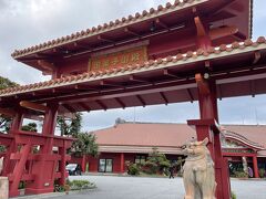 お腹いっぱいになった後は甘いものを、ということで、次に向かったのがお菓子御殿。16:10に到着。元祖紅芋タルトのお店です。

御菓子御殿 恩納店
〒904-0404
沖縄県恩納村字瀬良垣100番地
098-982-3388
9:00-18:00 
https://www.okashigoten.co.jp/