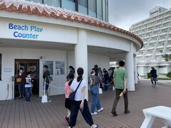 メカジップの受付は10時から。屋外のビーチプレイカウンターで先に支払いが必要です。9:40に着くとすでに長蛇の列。昨日、雨と強風のため中止してたらしいので、さらに人が多いのかな。

シェラトン沖縄サンマリーナリゾート
〒904-0494
沖縄県国頭郡恩納村字冨着66-1
TEL 098-965-2222
https://sheraton-okinawa.co.jp/activity/outdoor/