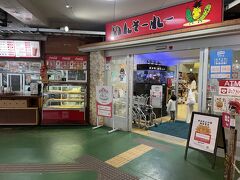 17:15 なかゆくい市場おんなの駅に到着。
お土産もたくさん売っているけれど、ここは野菜コーナーがおすすめ。おみやげに島らっきょうとスナックパインを買いました！