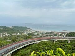 天ぷらを食べながらニライカナイ橋に16:00に到着。前回は車窓から見るだけだったけれど、展望台があることを初めて知りました。車を止めるスペースがないので、邪魔にならないように空いているスペースに停めて、展望台まで徒歩で向かいます。

ニライ橋カナイ橋
http://www.kankou-nanjo.okinawa/bunka/details/171

