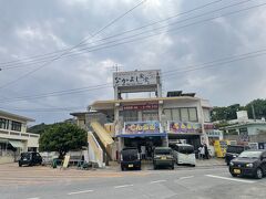 次なる目的地の中本鮮魚てんぷら店には15:30に到着。鮮魚店という名前ではあるけれど天ぷら店です。オーダー用紙に数字を記入して窓口で渡します。この前買った島唐辛子の瓶詰めが欲しかったけど売り切れだった。。

さっき昼ごはんを食べたばかりだけど、天ぷらならいくらでも食べれるのです。もずく天がボリュームがあっておすすめ。

中本鮮魚てんぷら店
沖縄県南城市玉城字奥武9
TEL	098-948-3583
10:30～18:00
https://nakamotosengyoten.com