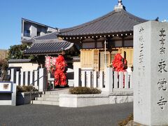 東覚寺(北区)
谷中七福神の福禄寿を祀っています。此処だけ離れてるんですよね、しかも北区田端だし。
でも、七福神より有名なのが、2体の仁王様。赤いのがそうです