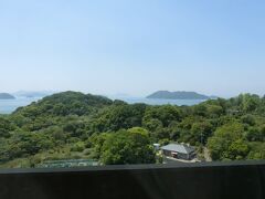 櫃石（ひついし）島（だと思う）。

引き続き、行政区画上は香川県坂出市。
市街地は進行方向右側、眺めている車窓の反対側となっています。

そして、香川県内はこの画像まで。
ありがとう、香川県。またの機会まで。