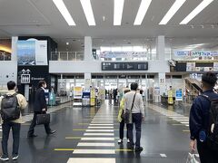 いつもの神戸空港より出発。
JRが人身事故により遅延していたのでヒヤヒヤしましたが、余裕をもって出ていたのでなんとか間に合って一安心。