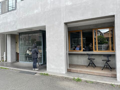 パティスリー アサコイワヤナギへ。
こちらでパフェをいただきます。
イートインは現在完全予約制。
予約開始とともに一瞬で枠が埋まってしまう人気店ですが、平日だったので何とか確保できました。