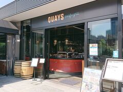 横浜ハンマーヘッドの１階にある
レストラン「QUAYS pacific grill」でランチします。
お店の外観。