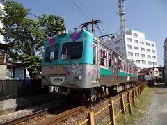 9:10
ゴゴゴォー
ペパーミントグリーンとシルバーのツートンカラーの岳南電車7000形が来ました。

1両でトコトコ走る岳南電車‥
なんとも愛嬌がありますね。

▼岳南電車
https://www.gakutetsu.jp/