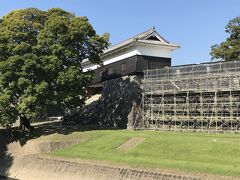 翌日、市電で熊本城へ行きました。熊本城をぐるり散策です。快晴です。