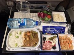 そういえば、イギリス在住の元CAの方のブログで
10年イギリスに住んでいるが荷物を持ったまま階段を上り下りしたり
ドアを開けたりすることは片手で数えられるくらい、と書かれていました。
さすが紳士の国。