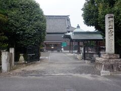 　何かの縁ということで62番宝寿寺を先にお参りします。伊予小松駅の近くで境内の裏手をＪＲ予讃線が走ります。国道のすぐそばでバス停からはバスが多くでています。