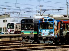 影森駅にはラッピングトレインと普通の列車と有料の急行列車が
並んでいた。